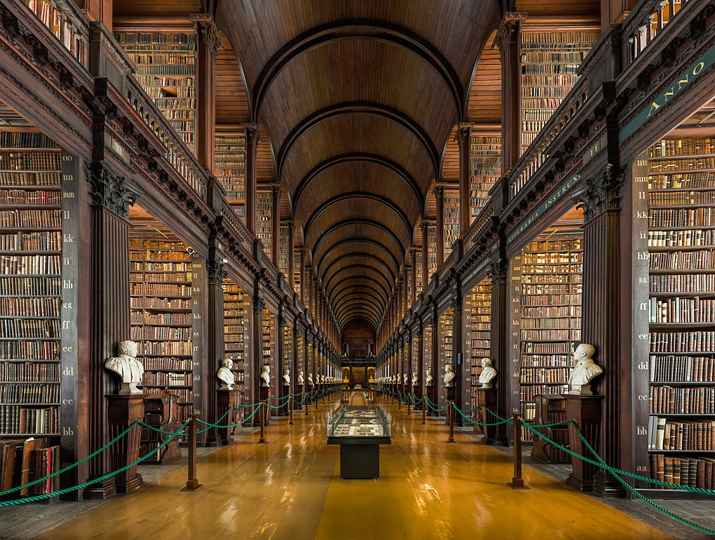 Bibliothèque Long Room dans le Trinity College à Dublin - Photo by DAVID ILIFF License CC BY SA 3.0