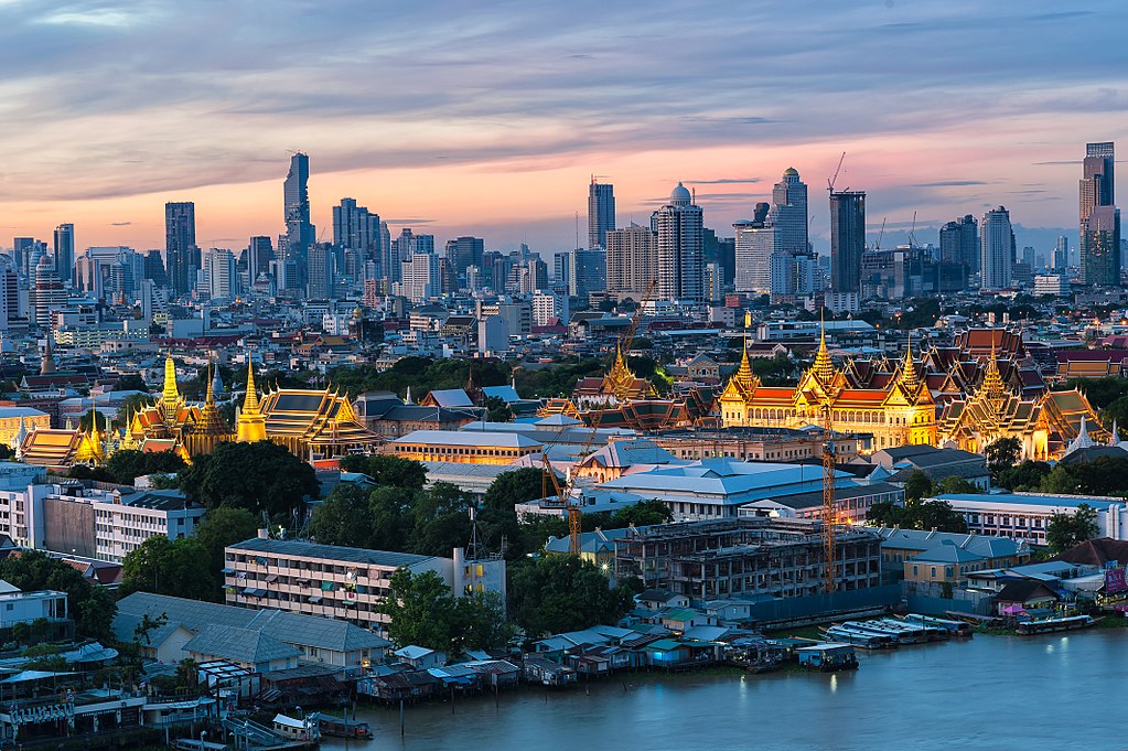 Vue sur le Palais Royal de Bangkok avec le centre moderne en arrière fond. Photo de Preecha.MJ