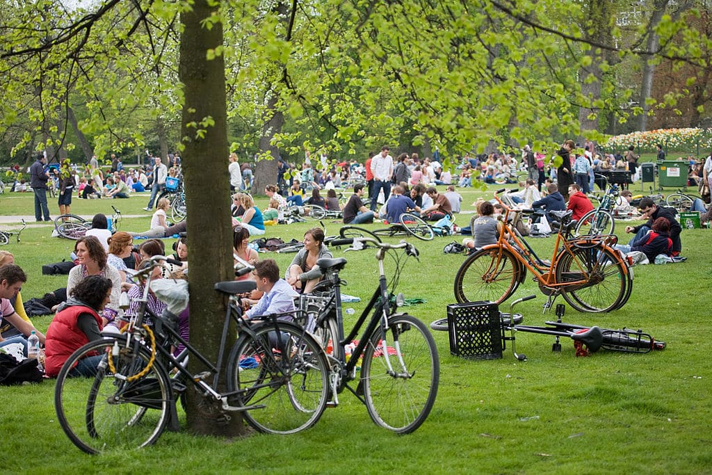 Pique nique à vélo dans le Vondelpark d'Amsterdam.