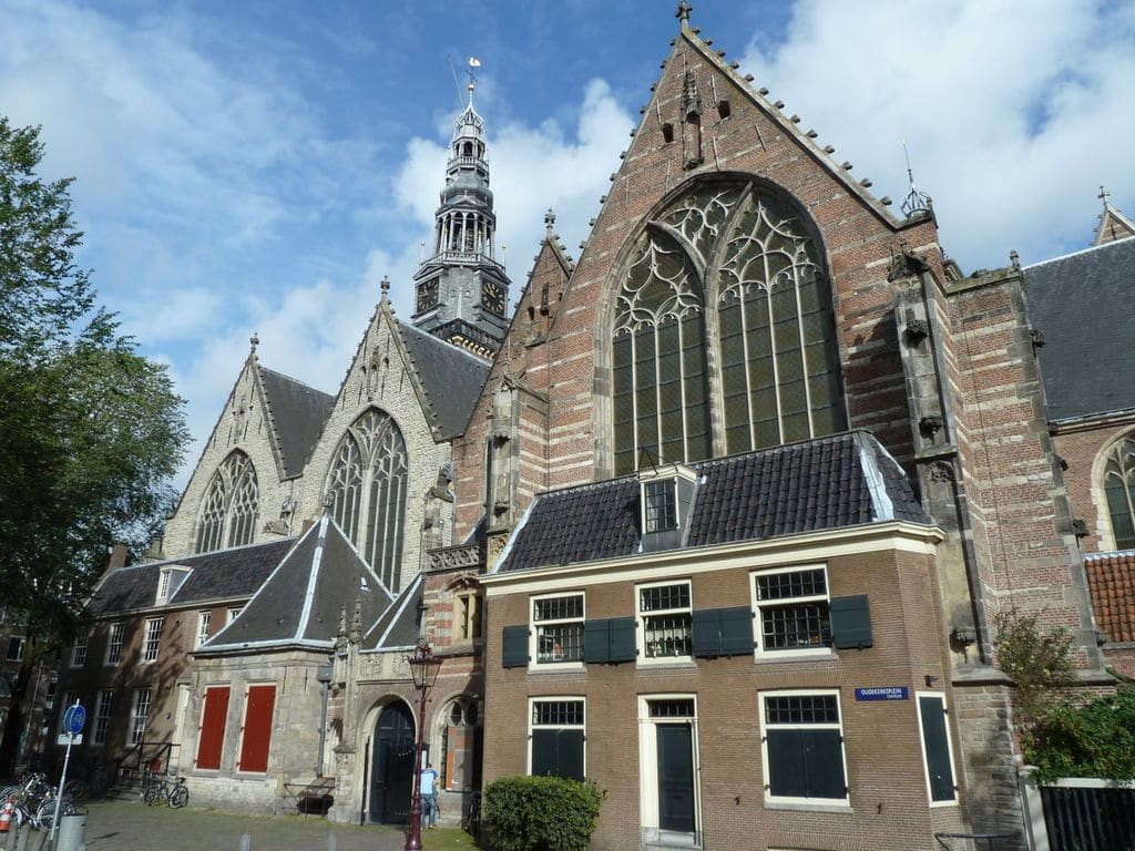 Lire la suite à propos de l’article Oude kerk, la plus vieille église d’Amsterdam, Burton et Rembrandt