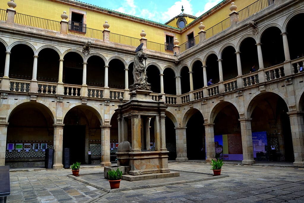 Ancien hopital Santa Creu depuis une bibliotheque dans le quartier du Raval à Barcelone - Photo de Josep Renalias