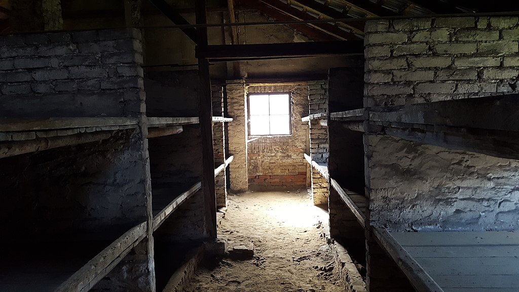 A l'intérieur d'une baraque du camp d'Auschwitz. Photo de Swgreed.