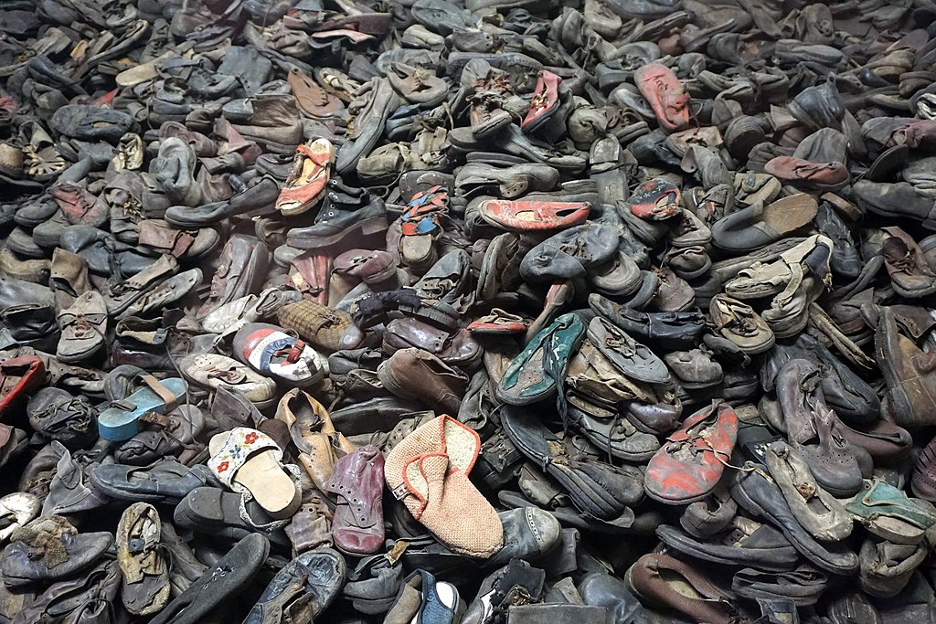 Montagne de chaussures dans le musée d'Auschwitz - Photo de Kallerna