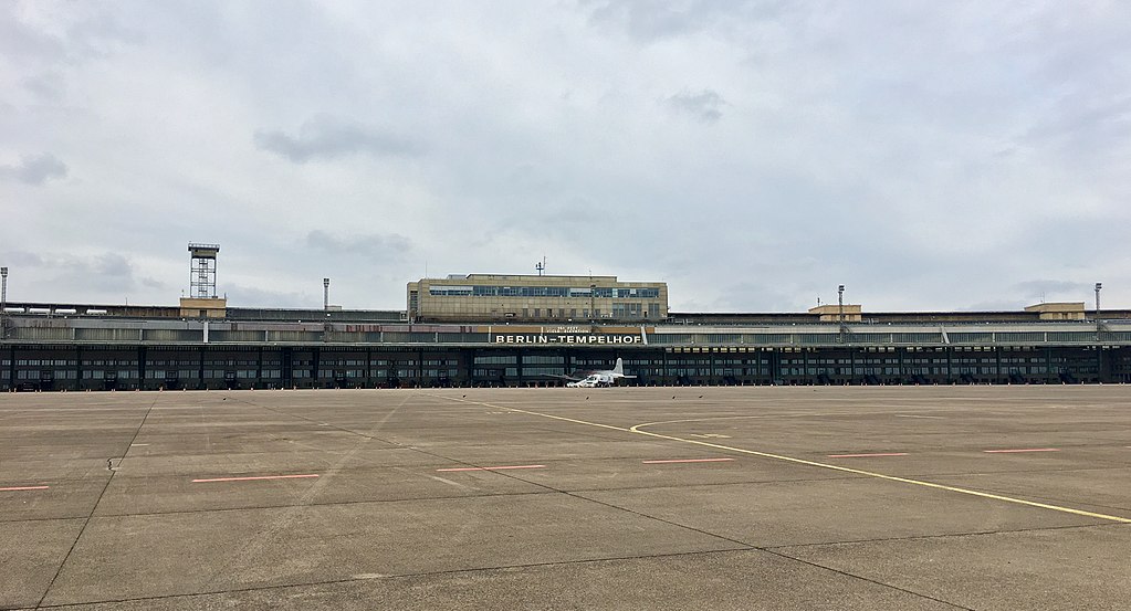 Berlin : Aéroport desaffecté de Tempelhof - Photo d'Airbus 777