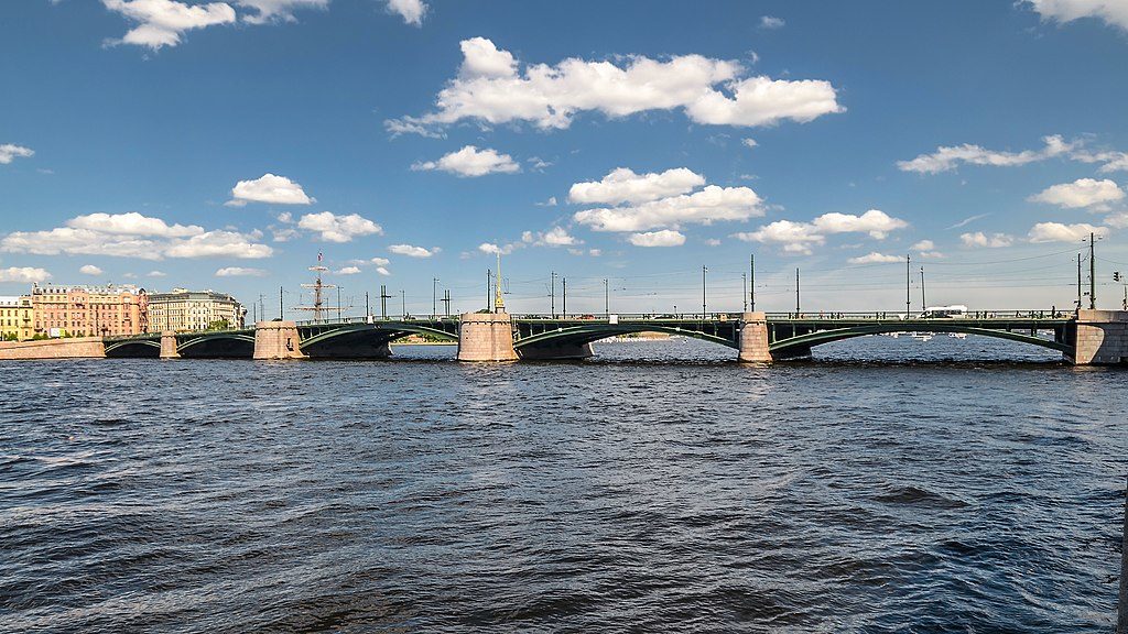 Pont Birzhevoy à Saint Petersbourg - Photo d'Alex Florstein Fedorov / Wiki Commons