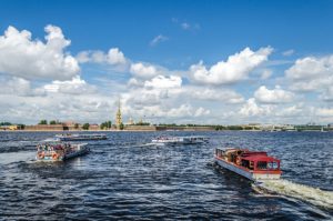 Quais de la Neva à Saint Petersbourg en Russie