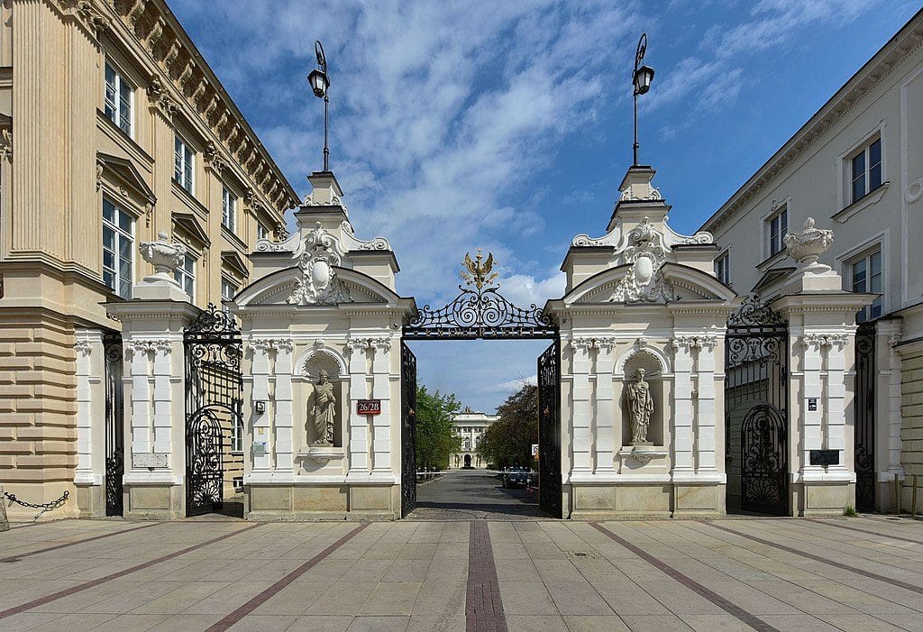 Porte principale de l’université de Varsovie dans le quartier Centre-Nord – Photo d’Adrian Grycuk