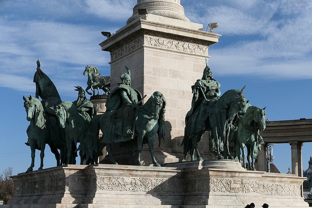 Statues équestres de l'arrivée des Magyars sur la place des héros à Budapest.