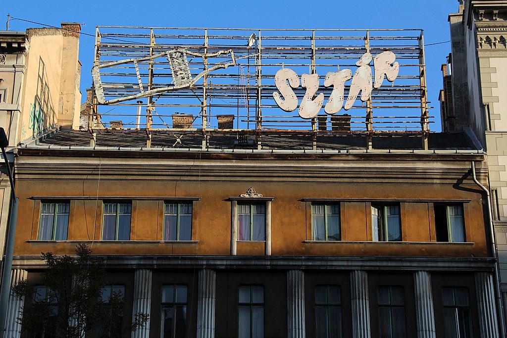 Vieille enseigne publicitaire pour la boisson Sztar à Budapest - Photo de Fred Romero