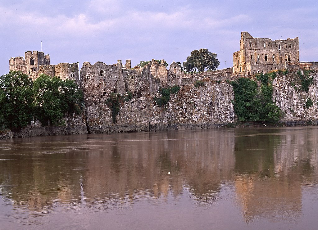 Lieux d'inspiration pour la création d'Harry Potter : Le château de Chepstow, le matin à marée haute, marque la frontière entre l'Angleterre et le Pays de Galles.