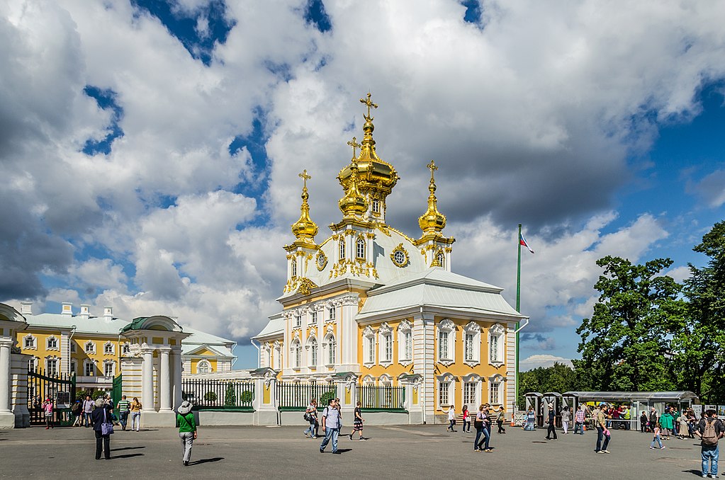 Eglise de Grand Peterhof dans le Palais près de Saint Petersbourg. Photo d'Alex Fedorov, Wikimedia Commons