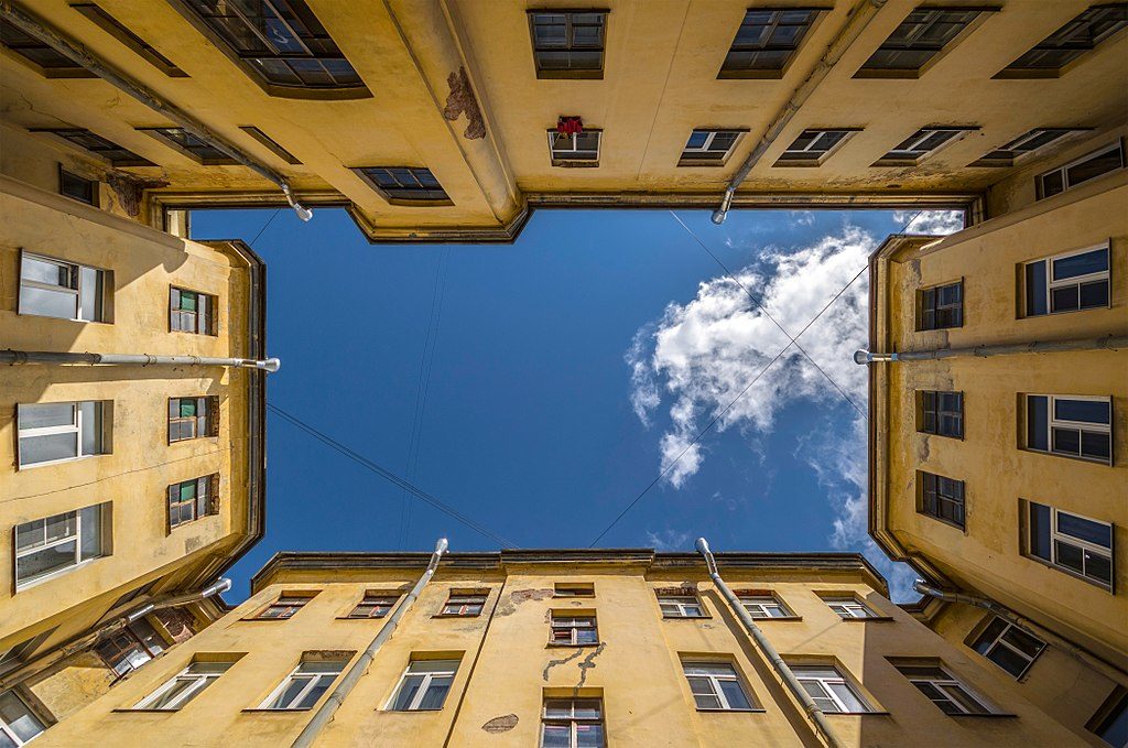 Quartier de Saint Petersbourg : Dans une cour d'immeuble. Photo de Alex Florstein Fedorov