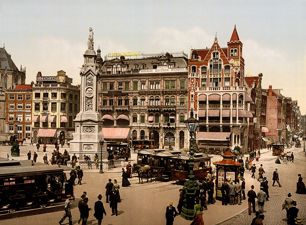 Place de Dam à Amsterdam en 1900. Bon ok cela a un peu changé depuis.