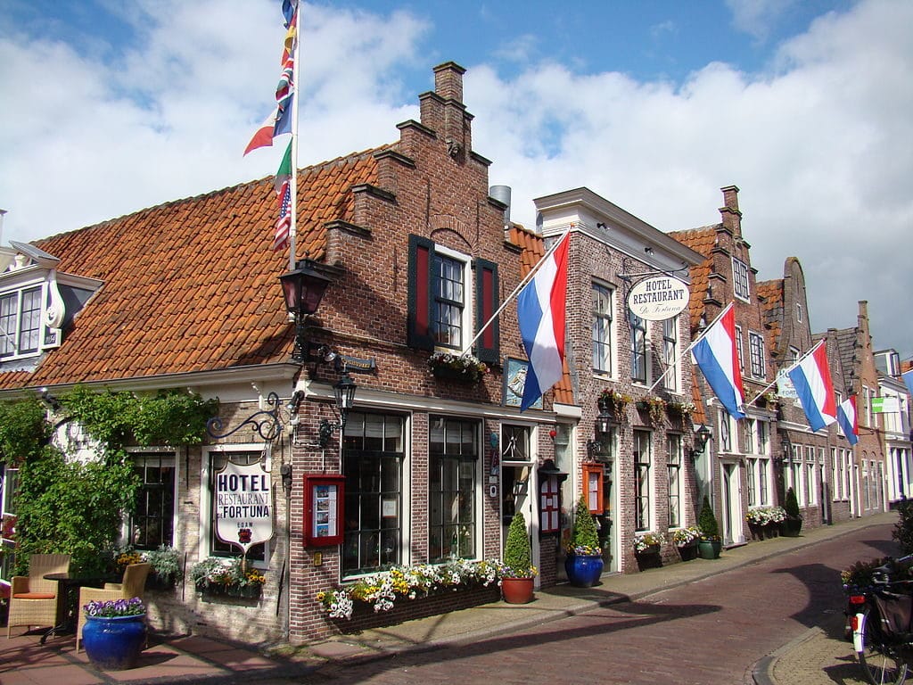 Dans le village d'Edam au nord d'Amsterdam. Photo d'Arch.