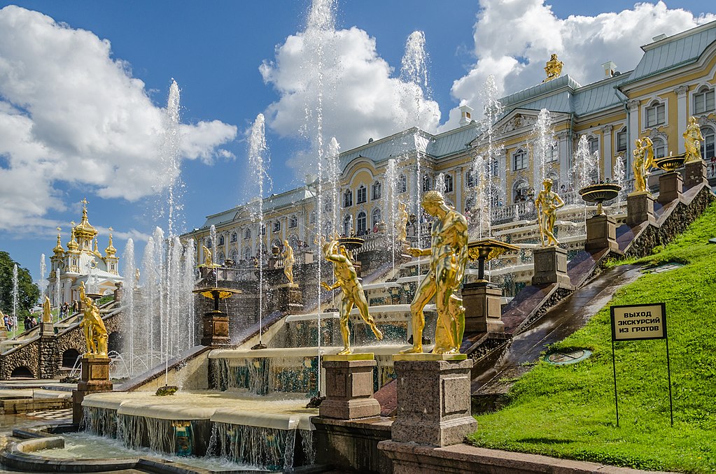 Grande Cascade au Palais de Peterhof près de Saint Petersbourg - Photo d'Alex Fedorov, Wikimedia Commons