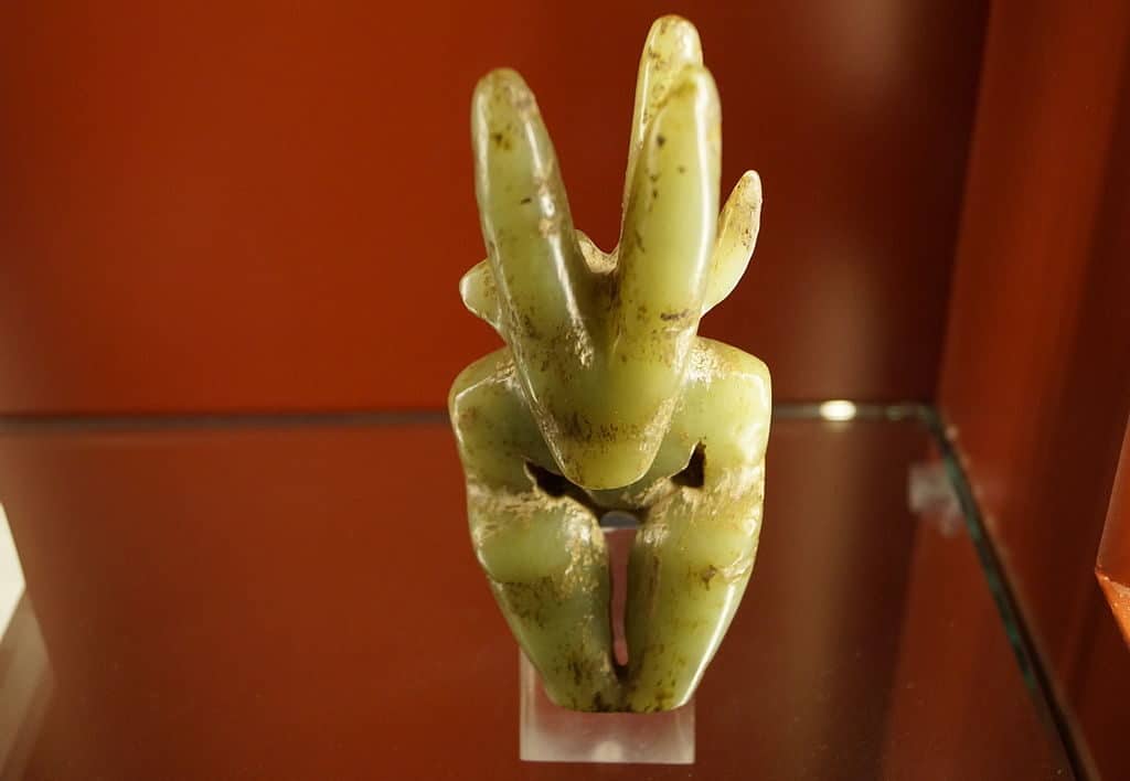 Enigmatique figure néolithique en jade découverte en Chine au Musée asiatique à Stockholm : Östasiatiska museet - Photo de LMarianne