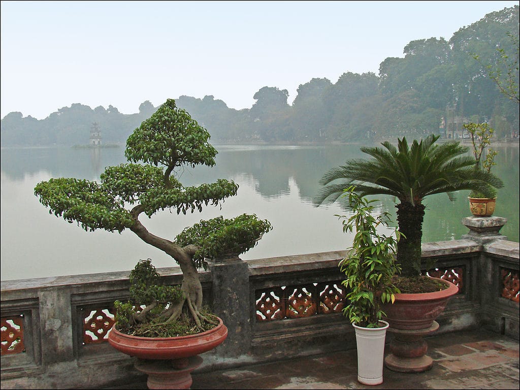 Le lac Hoan Kiem à Hanoi dans la brume - Photo de Jean-Pierre Dalbéra