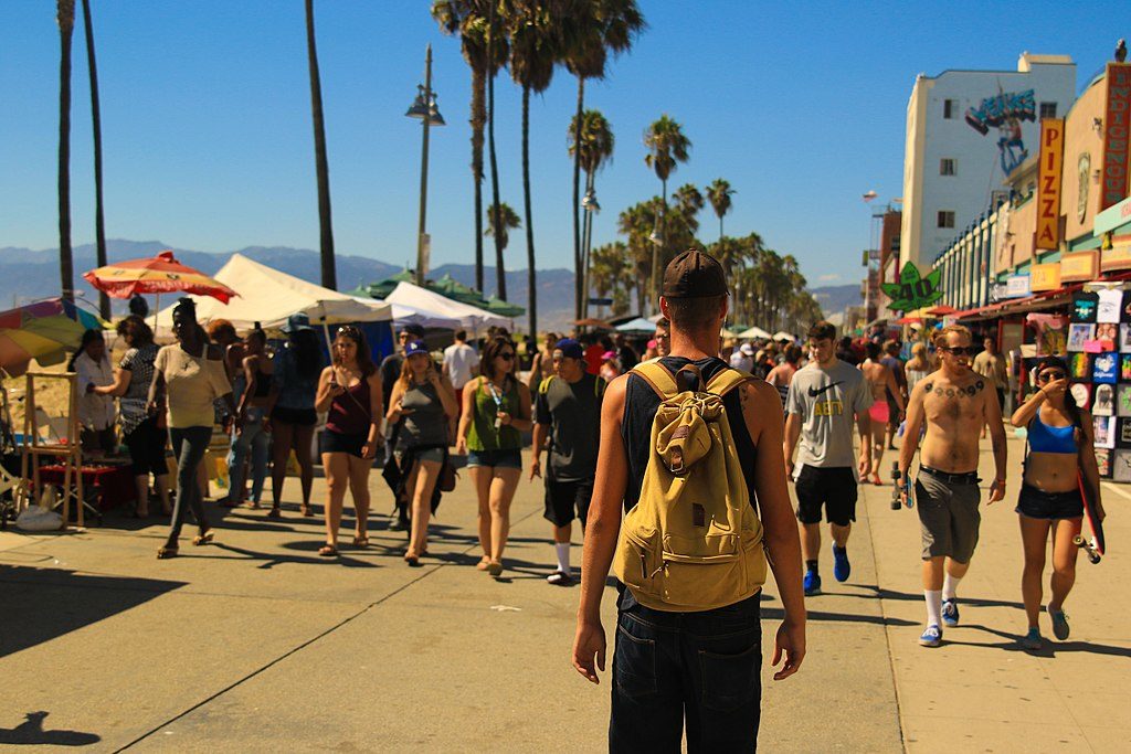 Balade le long du boardwalk de Venice Beach à Los Angeles - Photo de Sean Stratton