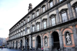 Palais royal de Naples : Opulence et splendeur [San Ferdinando]
