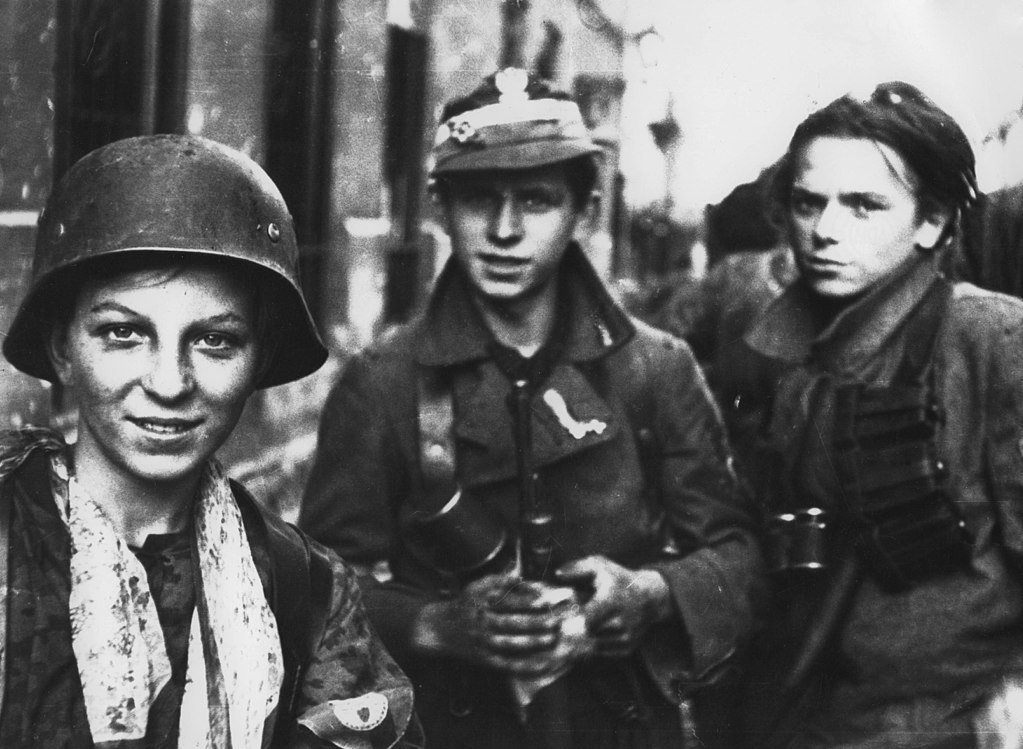 Scouts et résistants polonais participant à l'insurrection de Varsovie.