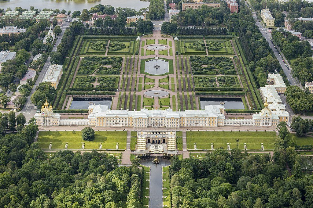 Vue aérienne du palais de Peterhof aussi connu comme le Versailles Russe - Photo d'Andrew Shiva Wikipedia CC BY-SA 4