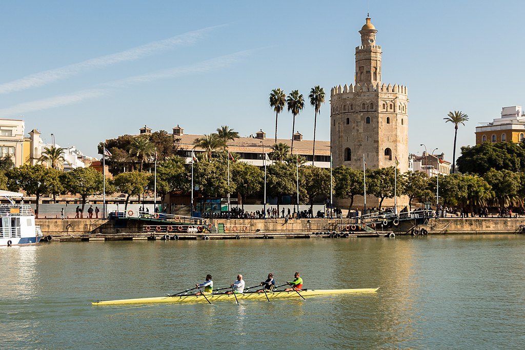 Aviron sur le Guadalquivir à Séville devant la Torre del Oro - Photo de Rafa Esteve