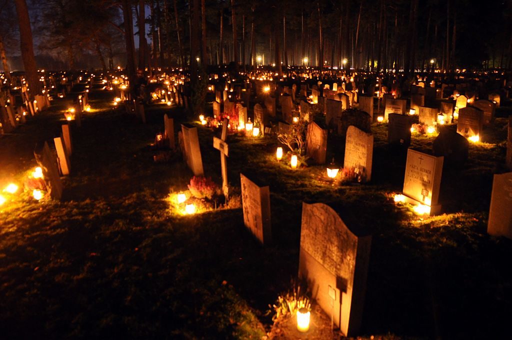 Skogskyrkogården, cimetière forêt de Stockholm à la toussaint - Photo de Holger Motzkau