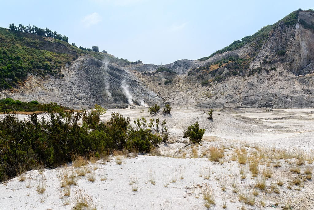 Volcan de la Solfatare (Soufrière) dans le Champs Phlégréens près de Naples - Photo de Norbert Nagel : Wikimedia Commons