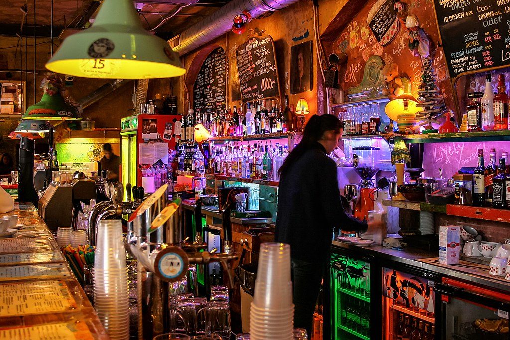 Dans le premier bar en ruine de Budapest, le Szimpla Kert aussi le plus connu et l'un des plus spectaculaire... et touristique.