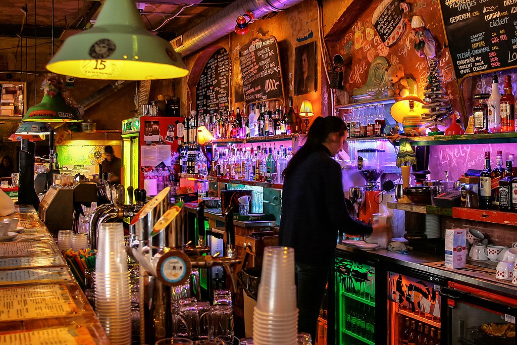 Dans le premier bar en ruine de Budapest, le Szimpla Kert aussi le plus connu et l'un des plus spectaculaire... et touristique.