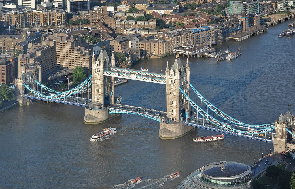 Vue sur le Tower Bridge à Londres depuis le gratte-ciel The Shard - Photo de Bob Collowân