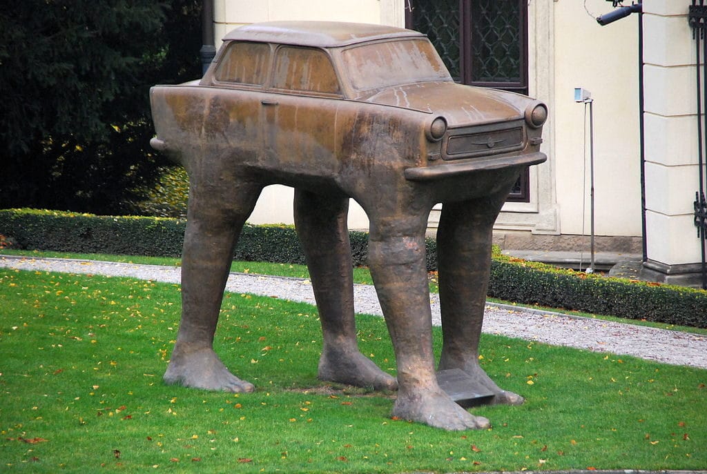 Trabant sur pattes : Sculpture surréaliste de Cerny à Prague - Photo de Wegmann.