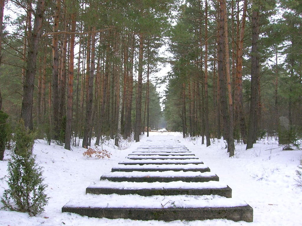 Voie ferrée en béton pour rappeler les anciennes voies menant à Treblinka - Photo de Little Savage