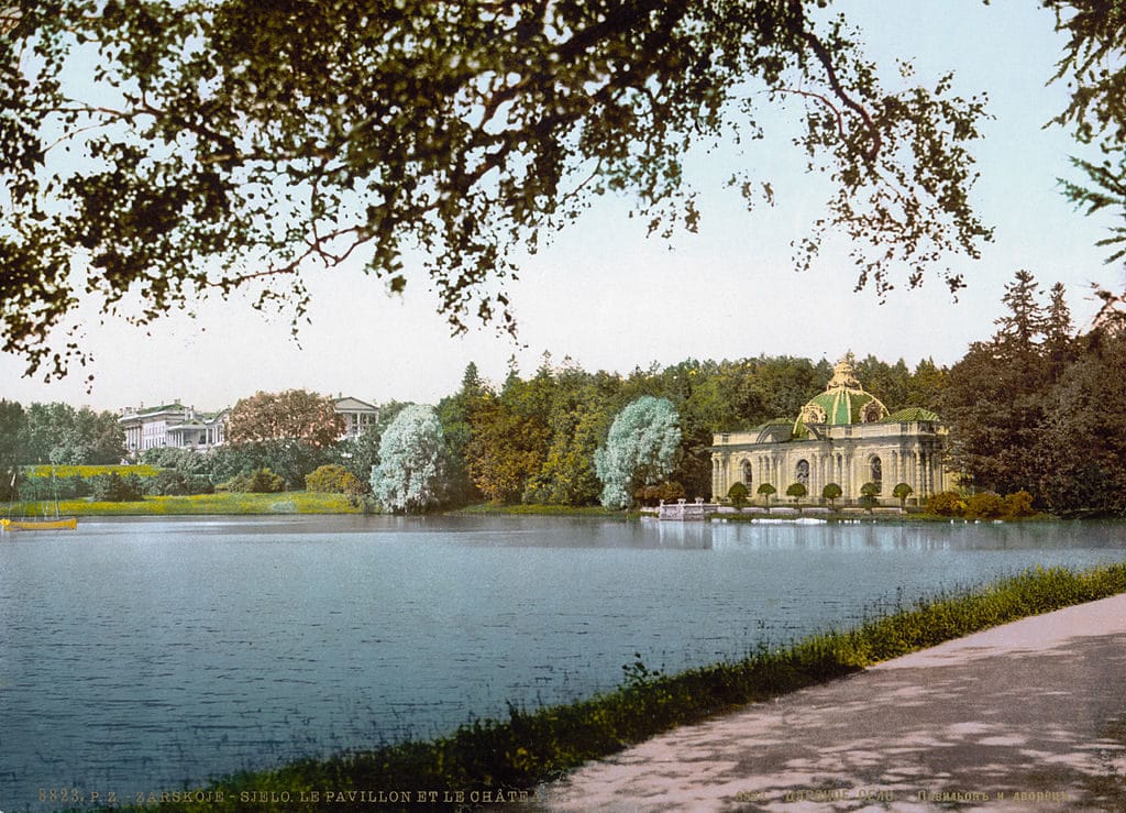 Jardin de Palais Catherine à Tsarskoe Selo avec le Grotto pavillion et la Cameron gallery vers 1890/1900.