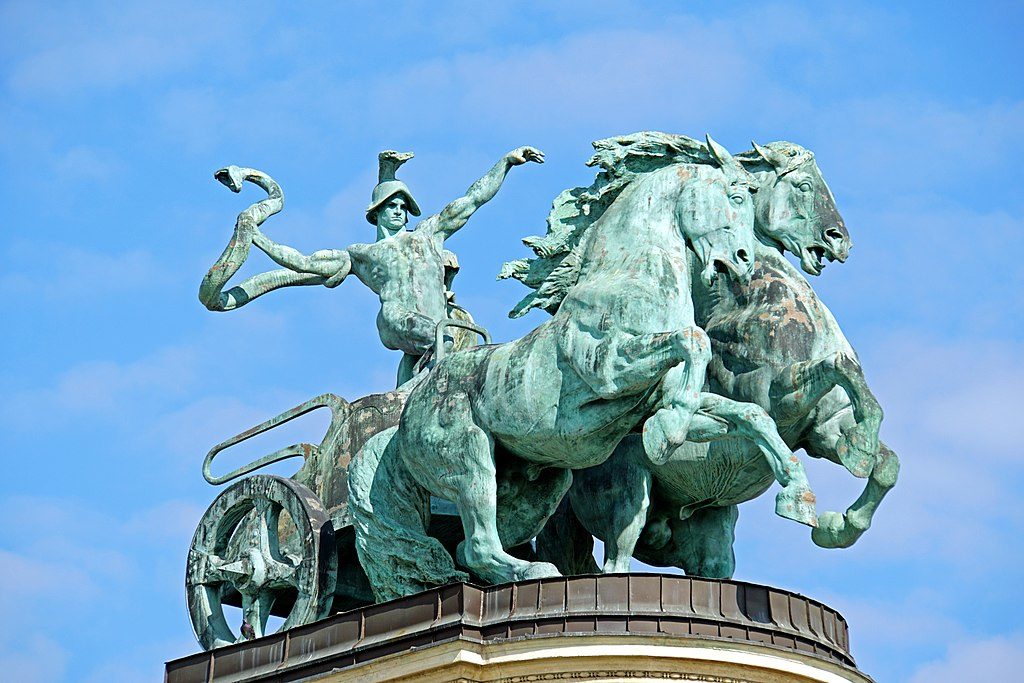 Statue représentant la guerre sur la Place des Héros à Budapest : On notera le serpent sortant du bras prêt à être lancer. Photo de Dennis Jarvis