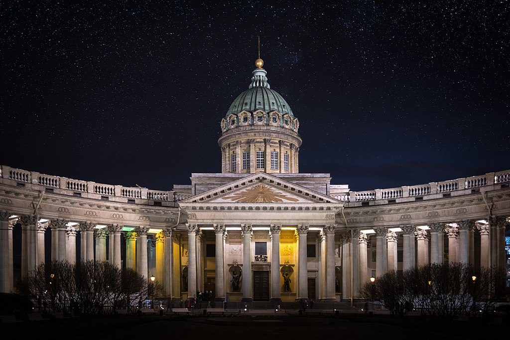 Façade de la Cathédrale de Kazan à Saint Petersbourg la nuit tombée - Photo de Tony kuzmin