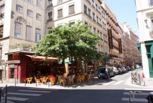 Broc’Bar, terrasse sous un grand arbre à Lyon [Terreaux]