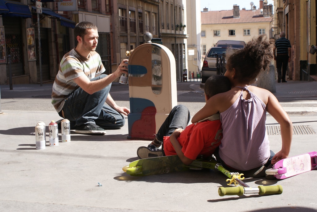 Lire la suite à propos de l’article Street art à Lyon : Graffiti, stickers et bizarreries