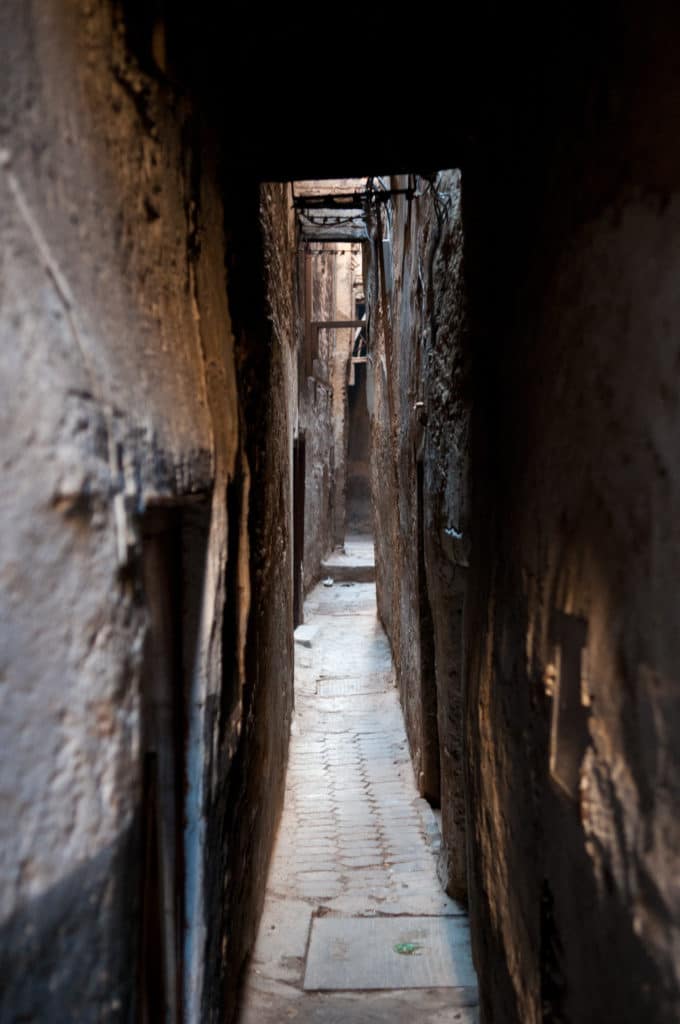 Ruelles de la médina de Fès comparable à ce qui devait se trouver à Lisbonne pendant l'époque musulmane.