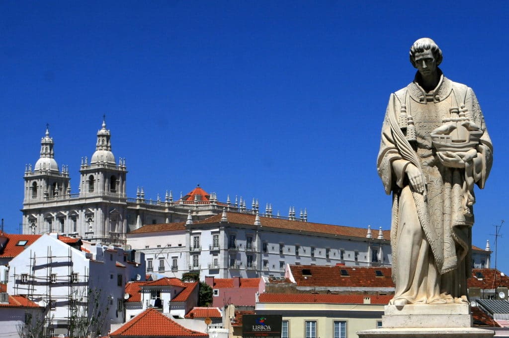 Statue de Saint Vincent le patron de Lisbonne.