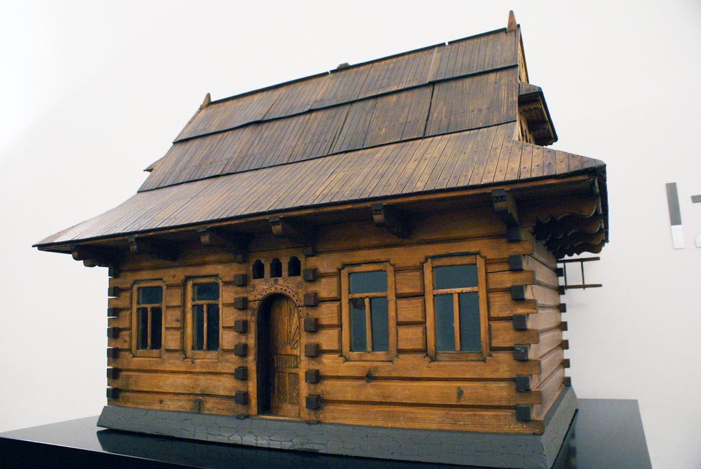 Maquette : Reconstitution d'une maison en bois de la région montagneuse de Podhale. Musée ethnographique de Cracovie.