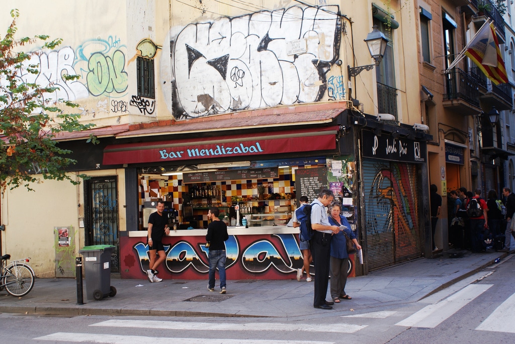 Lire la suite à propos de l’article Bar Mendizabal, Snack populaire et terrasse à Barcelone [Raval]