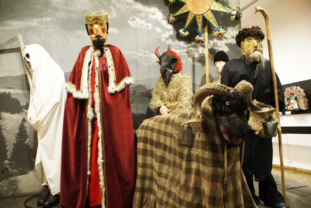 Tradition des "visiteurs" de noel au musée ethnographique de Cracovie.