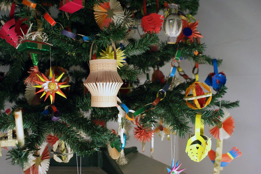 Décorations de noel artisanale en papier, en paille et en bois au musée ethnographique de Cracovie.