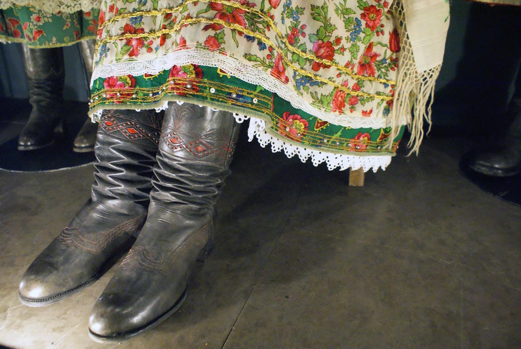 Bottes en cuir et robe avec dentelles. Musée ethnographique de Cracovie.