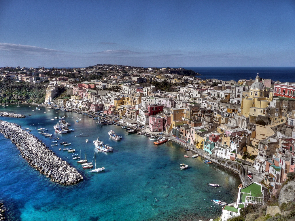 Ile De Procida Pres De Naples Ou Le Charme Authentique De L Italie Du Sud Vanupied