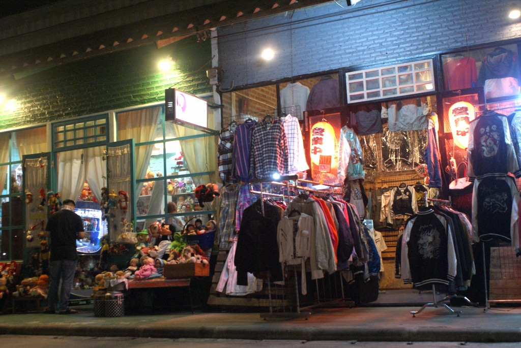 Lire la suite à propos de l’article Marché vintage de Rot Fai à Bangkok [Nong Bon]