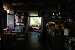 Café librairie Wrzenie Swiata à Varsovie : Reportage et non-fiction [Centre-Nord]