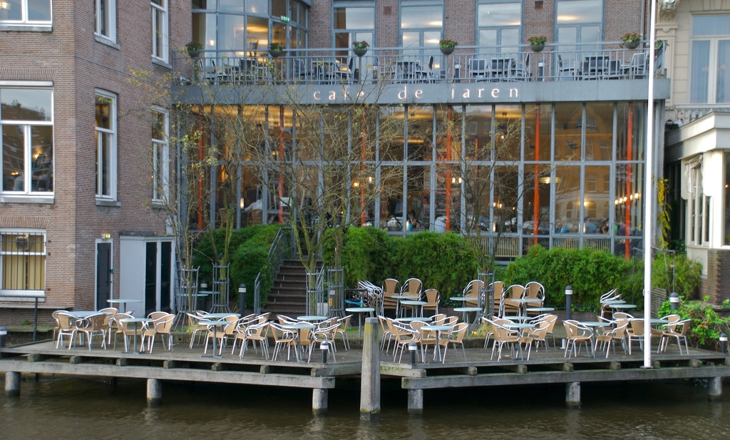 Lire la suite à propos de l’article Café de Jaren : Un café « blanc » sur l’eau à Amsterdam [Vieille Ville]