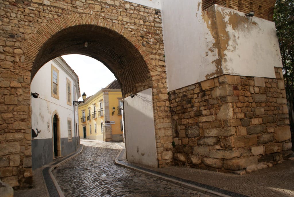 Porte de la Vieille Ville de Faro au Portugal.